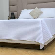 LUXURY QUILT / WHITE / KING / 108 X 90 (12/CS)