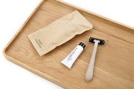 SHAVING KIT / RAZOR AND  SHAVING CREAM [CASE]