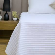 LUXURY QUILT / WHITE / KING / 108 X 90 (12/CS)