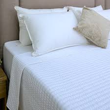 LUXURY QUILT / WHITE / KING / 108 X 90 (12/CS)