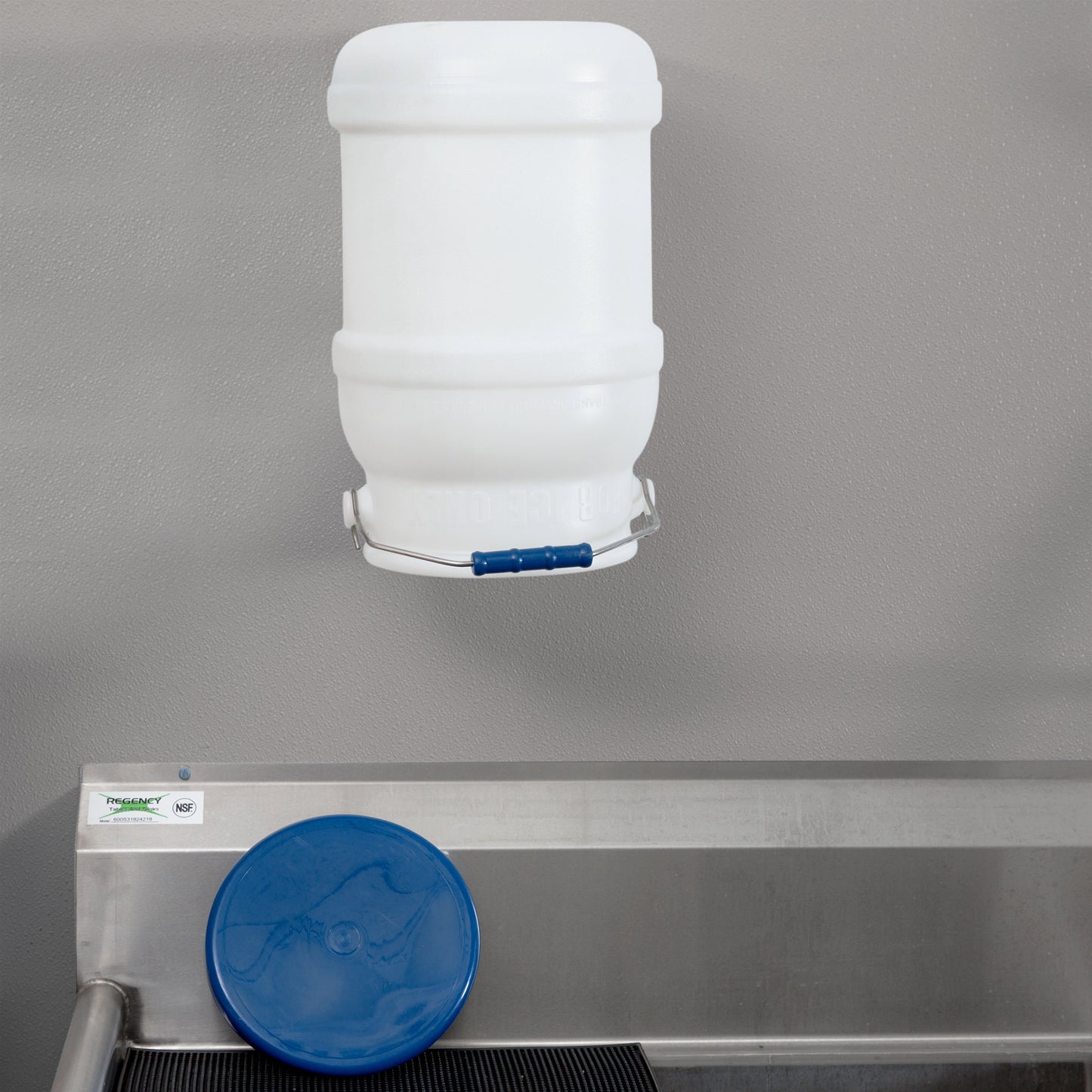 5 GALLON ICE TOTE WITH LID AND MOUNTING BRACKET / ICE BUCKET
